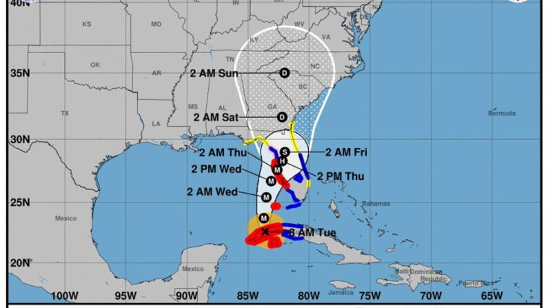 Imagen cedida el 27 de septiembre de 2022 por la Oficina Nacional de Administración Oceánica y Atmosférica de Estados Unidos (NOAA), a través del Centro Nacional de Huracanes (NHC), en la que se registra el pronóstico de cinco días del paso del huracán Ian por el Caribe hacia las costas de Estados Unidos. EFE/NOAA-NHC