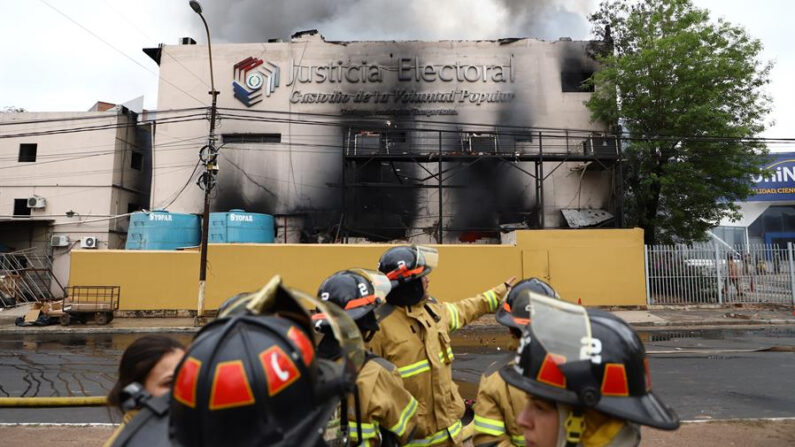 Bomberos acuden a combatir un incendio, el 29 de septiembre de 2022, en Asunción (Paraguay). EFE/ Nathalia Aguilar