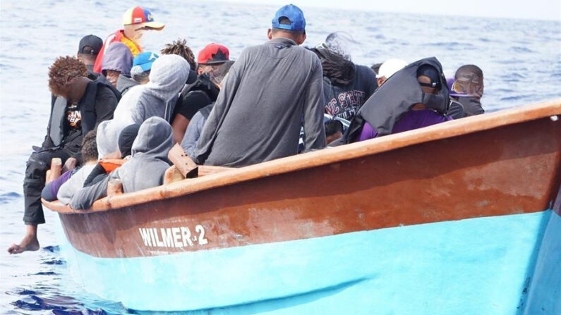 Fotografía de archivo cedida por la Guardia Costera estadounidense que muestra una embarcación con varios inmigrantes ilegales, interceptada el 30 de agosto en aguas al noroeste de Aguadilla (Puerto Rico). EFE/Guardia Costera EE.UU.