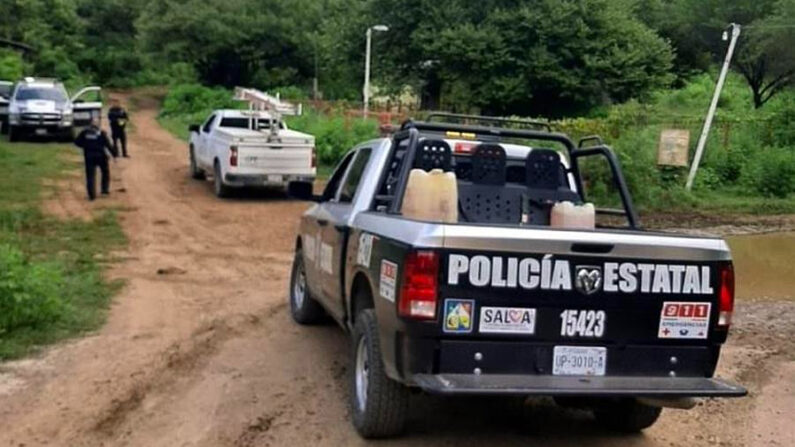 Personal de la policía estatal resguardan la zona donde se cometió un asesinato contra trabajadores de la Comisión Federal de Electricidad (CFE) hoy, en Ónavas, Sonora (México). EFE/Daniel Sánchez