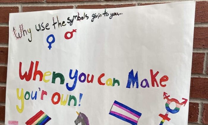Un cartel en la escuela RSU 22 sugiere que es más interesante crear tu propio género que nacer hombre o mujer. La foto fue tomada en el distrito escolar RSU de Maine en 2021. (Cortesía de Kevin, Hannah y Lucy)