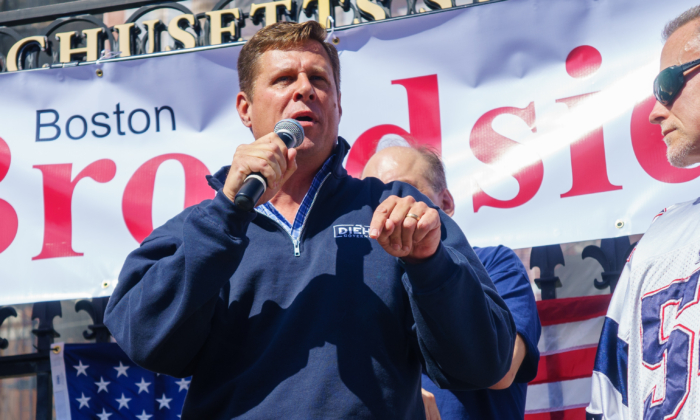 Geoff Diehl, candidato republicano a gobernador de Massachusetts, habló en un mitin frente a la Casa del Estado de Massachusetts, el 26 de septiembre de 2021. (Learner Liu/The Epoch Times)
