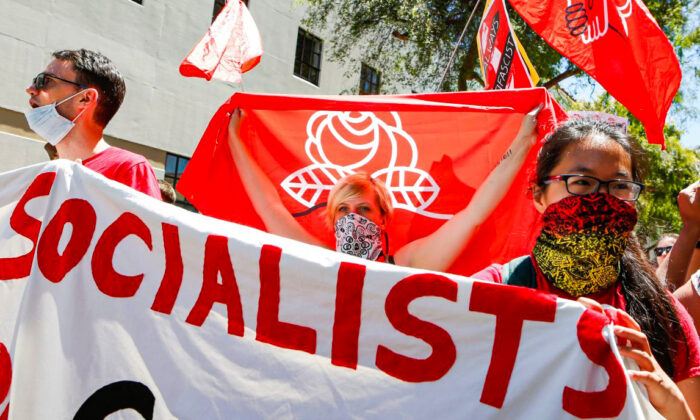 Los Socialistas Demócratas de Estados Unidos marchan en el centro de Berkeley, California, el 5 de agosto de 2018. (Amy Osborne/AFP/Getty Images)