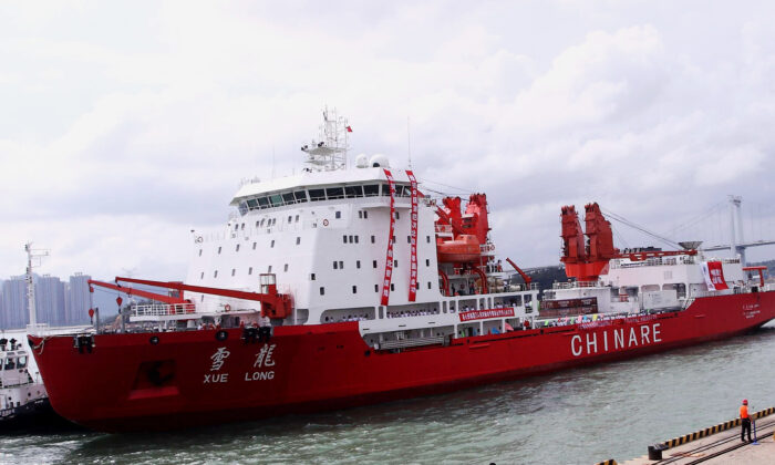 El buque de investigación y rompehielos chino Xuelong, que partirá hacia el Ártico, llega a Xiamen, provincia de Fujian, sur de China, el 27 de junio de 2010. El Ártico es muy codiciado por Beijing, hambriento de energía, por su petróleo y gas natural. (STR/AFP a través de Getty Images)