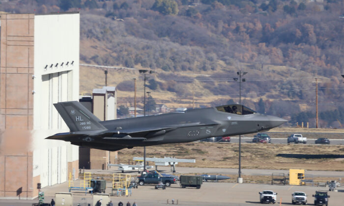 Un F-35A despega para un ejercicio de entrenamiento, en la Base de la Fuerza Aérea de Hill, Utah, el 19 de noviembre de 2018. (George Frey/Getty Images)