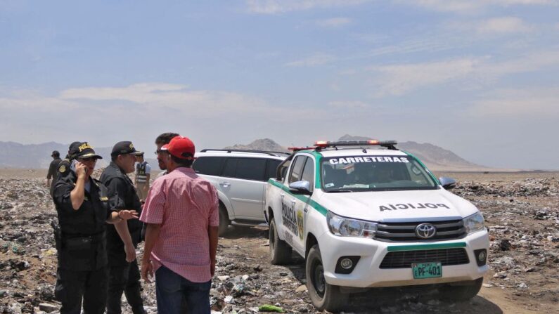En una fotografía de archivo, se ven los agentes de policía y periodistas en una zona desierta cerca de la ciudad norteña de Chiclayo, Perú, después de que un avión de combate Mig-29 de fabricación rusa FAP se estrellara durante un vuelo de entrenamiento el 29 de marzo de 2019. (Manuel Medina/AFP vía Getty Images)