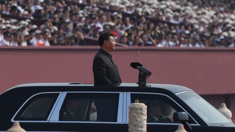 El líder chino Xi Jinping comienza a pasar revista a las tropas desde un coche durante un desfile militar en la plaza de Tiananmen, en Beijing, el 1 de octubre de 2019. (Greg Baker/AFP vía Getty Images)
