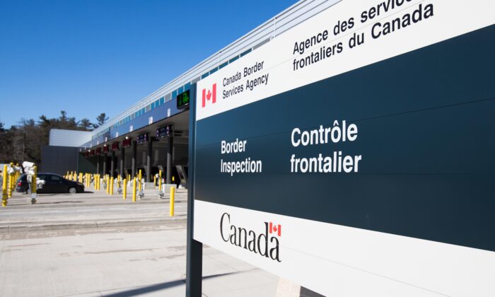 Un vehículo ingresa a una estación fronteriza canadiense en el cruce fronterizo entre Estados Unidos y Canadá, en Lansdowne, Ontario, en una foto de archivo. (Lars Hagberg/AFP vía Getty Images)
