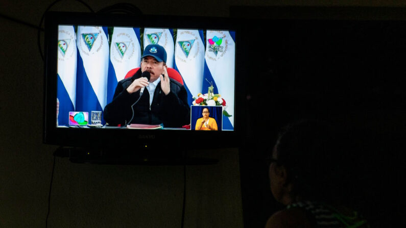 Una mujer mira una transmisión televisiva del discurso del líder nicaragüense Daniel Ortega durante el 41 aniversario de la Revolución Sandinista, en Managua, el 19 de julio de 2020. (INTI OCON/AFP vía Getty Images)