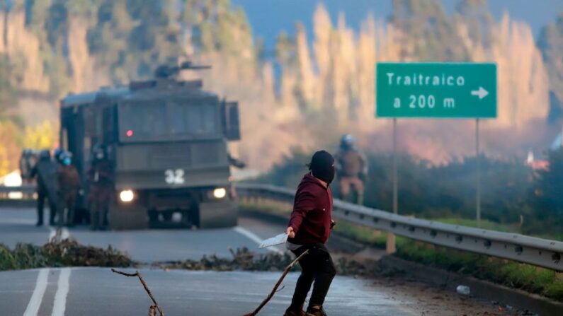 En una fotografía de archivo, indígenas mapuches protestan contra el Gobierno chileno y exigen la liberación de una autoridad espiritual, o "machi", encarcelada en la Comuna Imperial, a 35 km al sur de Temuco, en Chile, el 17 de agosto de 2020. (Mario Quilodran/AFP vía Getty Images)