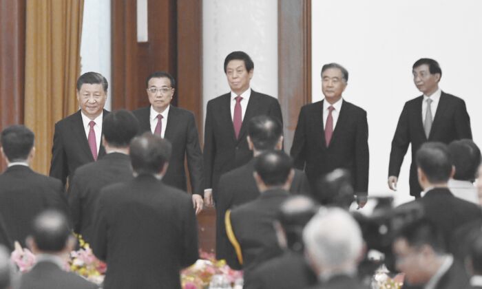 El líder chino Xi Jinping (izquierda), el primer ministro, Li Keqiang, (segundo izquierda) y los miembros del Comité Permanente del Politburó (izq. a der.) Li Zhanshu, Wang Yang y Wang Huning llegan para una recepción en el Gran Salón del Pueblo, en Beijing, el 30 de septiembre de 2020. (Greg Baker/AFP vía Getty Images)

