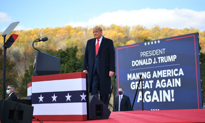 El entonces presidente de Estados Unidos, Donald Trump, llega para hablar en un mitin "Make America Great Again" (Hagamos a Estados Unidos Grande de Nuevo) en Newtown, Pensilvania, el 31 de octubre de 2020. (Mandel Ngan/AFP vía Getty Images)