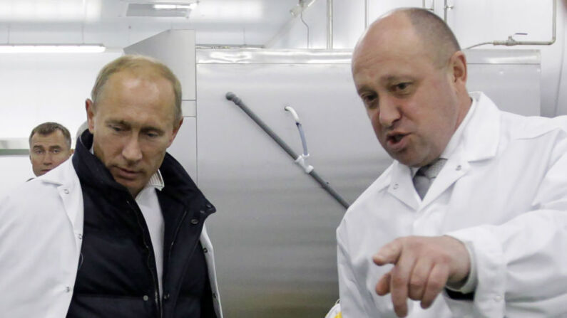 El empresario Yevgeny Prigozhin muestra al primer ministro ruso Vladimir Putin su fábrica de almuerzos escolares en las afueras de San Petersburgo el 20 de septiembre de 2010.-El empresario Yevgeny Prigozhin, vinculado al Kremlin, ha presentado una demanda ante un tribunal de la UE para que se le retire de la lista de sanciones del bloque, según informó su empresa el 15 de diciembre de 2020. La Unión Europea sancionó en octubre a Prigozhin—apodado "el chef de Putin" porque su empresa Concord ha atendido al Kremlin—acusándolo de socavar la paz en Libia al apoyar a la empresa militar privada Wagner Group. (Foto de ALEXEY DRUZHININ/SPUTNIK/AFP vía Getty Images)
