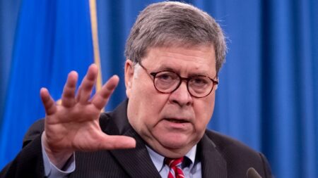 William Barr se muestra escéptico sobre afirmación de Trump de documentos desclasificados; Trump responde