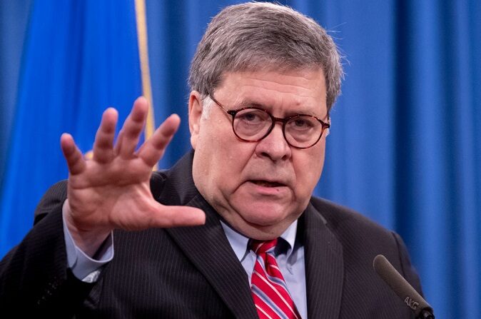 El fiscal general de Estados Unidos, Bill Barr, ofrece una conferencia de prensa para proporcionar una actualización sobre la investigación del atentado terrorista del vuelo 103 de Pan Am en el 32º aniversario del ataque, en el Departamento de Justicia el 21 de diciembre de 2020 en Washington, DC. (Michael Reynolds-Pool/Getty Images)