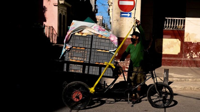Imagen de archivo de un hombre transportando pan en La Habana, el 5 de mayo de 2021. (Foto de YAMIL LAGE/AFP a través de Getty Images)