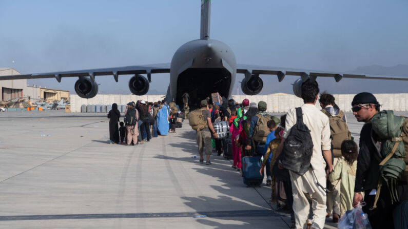 En este material proporcionado por el Departamento de Asuntos Públicos del Comando Central de los Estados Unidos, los pilotos de la Fuerza Aérea de los Estados Unidos asignados al 816º Escuadrón Expedicionario de Transporte Aéreo, cargan pasajeros a bordo de un C-17 Globemaster III de la Fuerza Aérea de los Estados Unidos en apoyo de la evacuación de Afganistán en el Aeropuerto Internacional Hamid Karzai (HKIA) el 24 de agosto de 2021 en Kabul, Afganistán. (Foto del sargento mayor Donald R. Allen/Fuerzas Aéreas de EE.UU. Europa-África vía Getty Images)