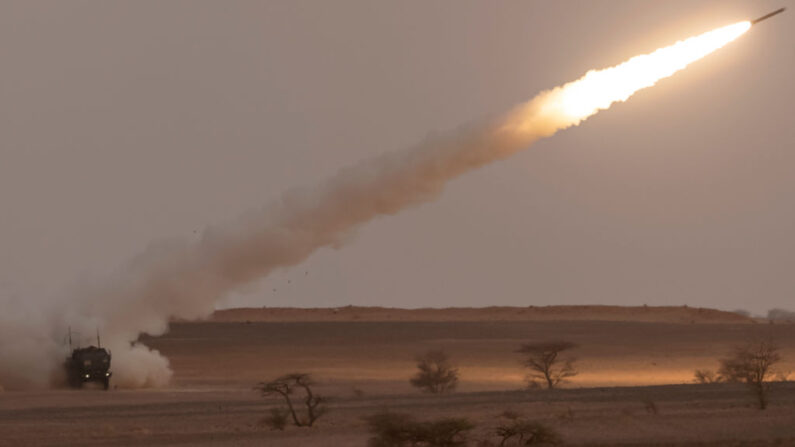 Un lanzador estadounidense M142 High Mobility Artillery Rocket System (HIMARS) dispara salvas en la región de Grier Labouihi en Agadir, al sur de Marruecos, el 21 de junio de 2022 durante el ejercicio militar "African Lion 2022". (FADEL SENNA/AFP vía Getty Images)