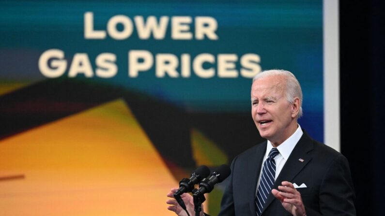 El presidente Joe Biden pronuncia un discurso sobre los esfuerzos para reducir los altos precios de la gasolina en el Auditorio South Court del Edificio de Oficinas Ejecutivas Eisenhower en Washington, el 22 de junio de 2022. (Jim Watson/AFP vía Getty Images)
