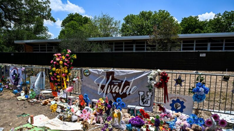 Monumento improvisado para las víctimas del tiroteo en la Escuela Primaria Robb en Uvalde, Texas, el 30 de junio de 2022. (Chandan Khanna/AFP vía Getty Images)