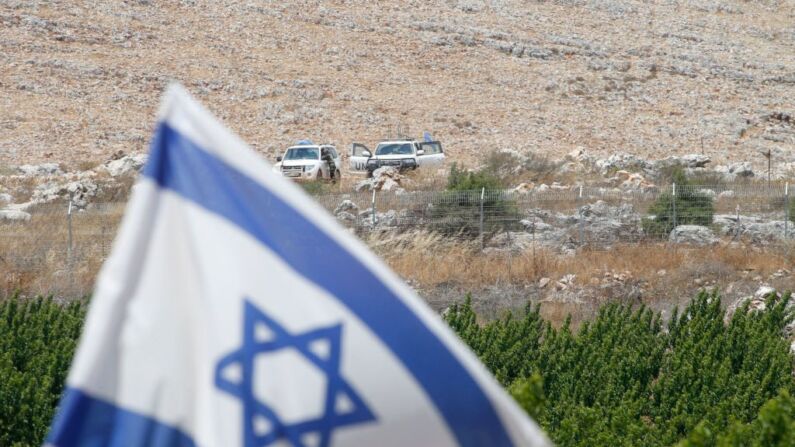 Una imagen tomada el 3 de julio de 2022 muestra un vehículo militar israelí circulando por la frontera con Líbano, cerca de la ciudad israelí de Avivim. El ejército israelí dijo el 2 de julio que había interceptado tres drones lanzados por Hezbolá que se dirigían a un yacimiento de gas en el Mediterráneo, en medio de la creciente tensión entre Israel y Líbano. (Foto de JALAA MAREY/AFP a través de Getty Images)