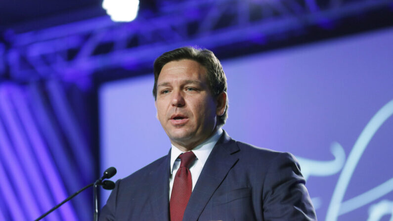 El gobernador de Florida Ron DeSantis habla durante un evento en el Tampa Marriott Water Street el 15 de julio de 2022. (Octavio Jones/Getty Images)
