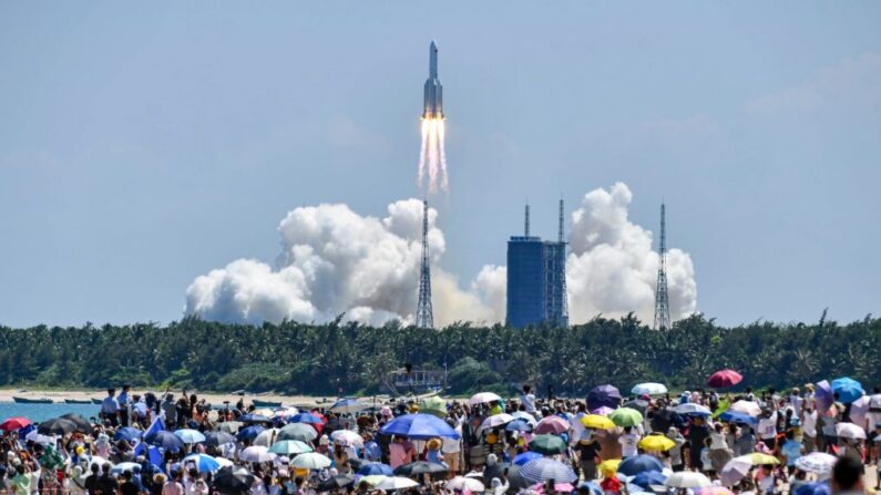 Los espectadores observan el lanzamiento de un cohete que transporta el segundo módulo de la estación espacial china Tiangong desde el puerto espacial de Wenchang, en el sur de China, el 24 de julio de 2022.(-/CNS/AFP vía Getty Images)
 - China OUT (Photo by CNS / AFP) / China OUT (Photo by -/CNS/AFP via Getty Images)