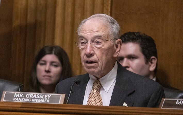 El miembro principal del Comité Judicial del Senado, Chuck Grassley (R-IA), pronuncia su discurso de apertura durante una audiencia del Comité Judicial del Senado titulada Seguridad de los Agentes de la Ley: Protegiendo a los que protegen y sirven el 26 de julio de 2022 en el Capitolio de los Estados Unidos en Washington, DC. (Anna Rose Layden/Getty Images)
