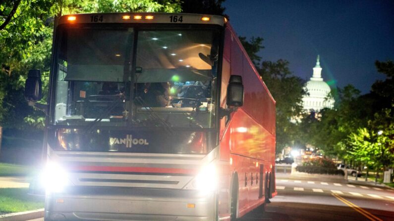 Con el Capitolio de EE.UU. como telón de fondo, un autobús procedente de Texas con inmigrantes ilegales llega a Washington, D.C., el 2 de agosto de 2022. (Stefani Reynolds/AFP vía Getty Images)
