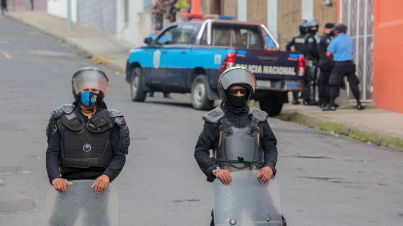 Policías y antimotines bloquean la entrada principal de la Curia Arzobispal de Matagalpa impidiendo la salida de Monseñor Rolando Álvarez, en Matagalpa, Nicaragua, el 4 de agosto de 2022.  (STR/AFP vía Getty Images)