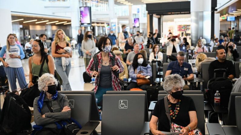 Los pasajeros esperan para abordar un vuelo en el aeropuerto Internacional de Los Ángeles (LAX) en Los Ángeles, California, el 10 de agosto de 2022. (Patrick T. Fallon/AFP vía Getty Images)