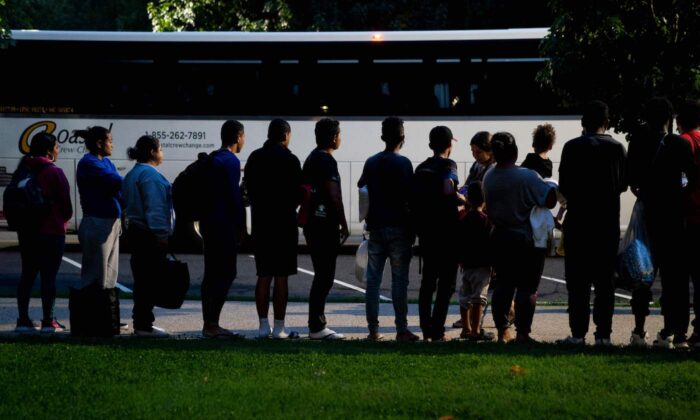 Inmigrantes ilegales, que abordaron un autobús en Texas, escuchan a los voluntarios que ofrecen asistencia después de ser dejados frente al edificio del Capitolio de EE.UU., en Washington, el 11 de agosto de 2022. (Stefani Reynolds/AFP a través de Getty Images)
