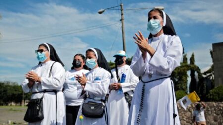 Policía del régimen de Ortega secuestra y expulsa a religiosas de la Fraternidad Pobres de Jesucristo