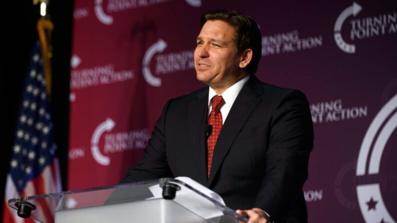 El gobernador de Florida, Ron DeSantis, habla en el mitin "Unite and Win" en el Hotel Wyndham en Pittsburgh, Pensilvania, el 19 de agosto de 2022. (Jeff Swensen/Getty Images)
