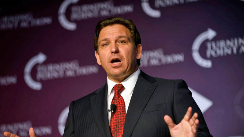 El gobernador de Florida, Ron DeSantis, habla en el mitin Unite and Win en apoyo del candidato republicano a gobernador de Pensilvania, Doug Mastriano, en el hotel Wyndham el 19 de agosto de 2022 en Pittsburgh, Pensilvania. (Jeff Swensen/Getty Images)
