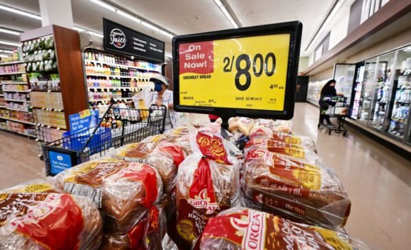 Los clientes compran en un supermercado en Montebello, California, el 23 de agosto de 2022. Los compradores se enfrentan a precios cada vez más altos en los bienes y servicios cotidianos a medida que la inflación continúa aumentando, con altos precios en los comestibles, la gasolina y la vivienda. (Frederic J. Brown / AFP / Getty Images)
