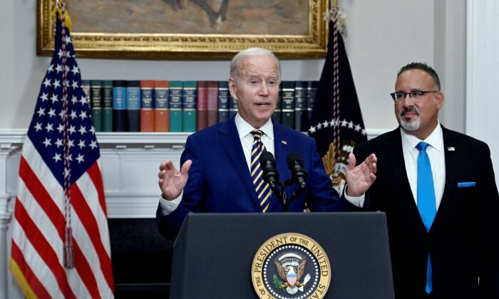 El presidente Joe Biden anuncia la ayuda a los préstamos estudiantiles con el secretario de Educación Miguel Cardona (der.), en la Sala Roosevelt de la Casa Blanca, el 24 de agosto de 2022. (Olivier Douliery/AFP vía Getty Images)
