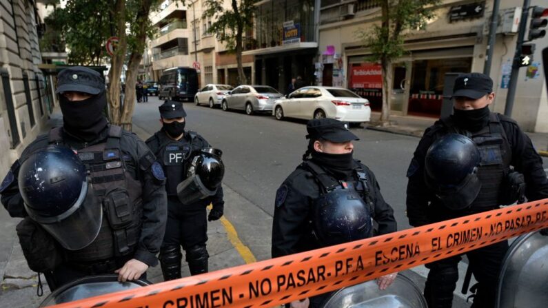 La policía monta guardia frente a la residencia de la vicepresidenta argentina Cristina Fernández de Kirchner en Buenos Aires (Argentina) el 2 de septiembre de 2022. (Luis Robayo/AFP vía Getty Images)