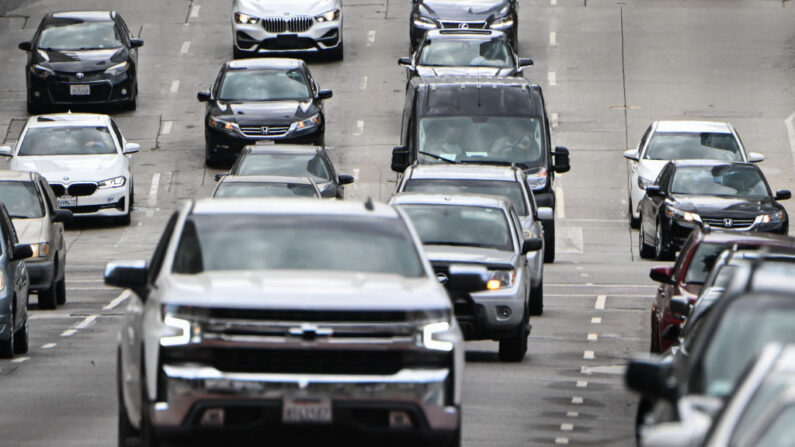 Casi un tercio de los estados están considerando unirse a California en la prohibición de los vehículos de gas.  (PATRICK T. FALLON/AFP vía Getty Images)
