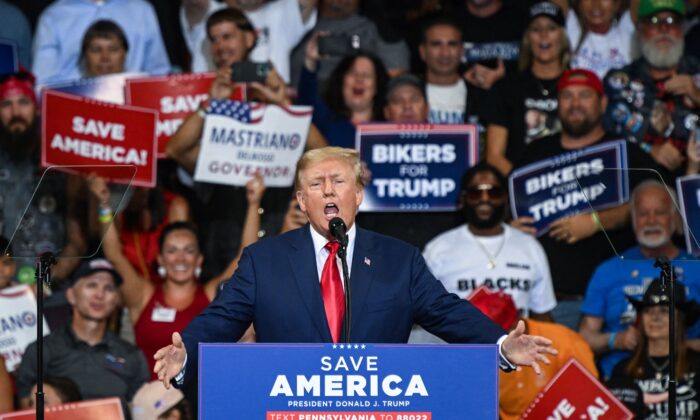 El expresidente de Estados Unidos, Donald Trump, habla durante un mitin de campaña en el Mohegan Sun Arena, en Wilkes-Barre, Pensilvania, el 3 de septiembre de 2022. (Ed Jones/AFP vía Getty Images)
