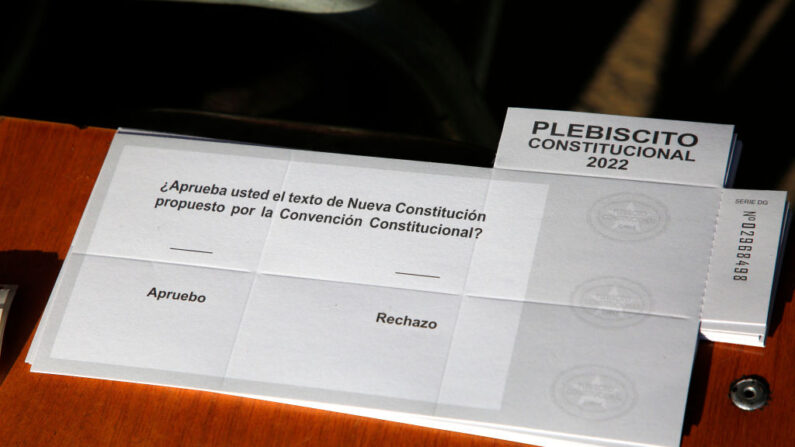 Vista detallada de una papeleta de votación durante el referéndum para aprobar o rechazar la nueva constitución el 4 de septiembre de 2022 en Santiago, Chile. (Marcelo Hernández/Getty Images)