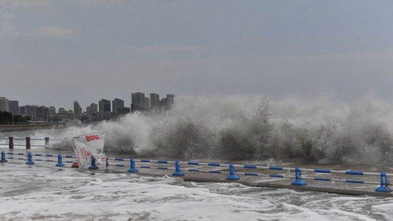 Las olas generadas por el tifón Hinnamnor rompen a lo largo de la costa en Qingdao, en la provincia oriental china de Shandong, el 5 de septiembre de 2022. (STR/AFP vía Getty Images)