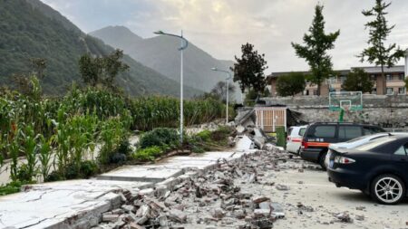 Las muertes causadas por el terremoto de Sichuan son numerosas y los rescates lentos, dicen los afectados