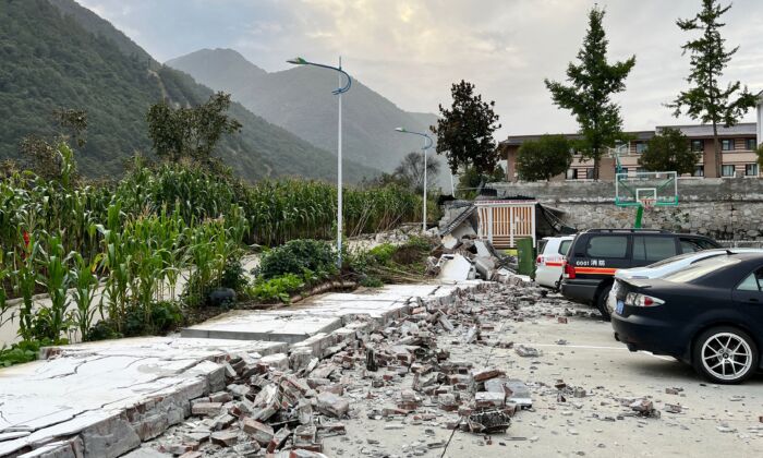 Las muertes causadas por el terremoto de Sichuan son numerosas y los rescates lentos, dicen los afectados