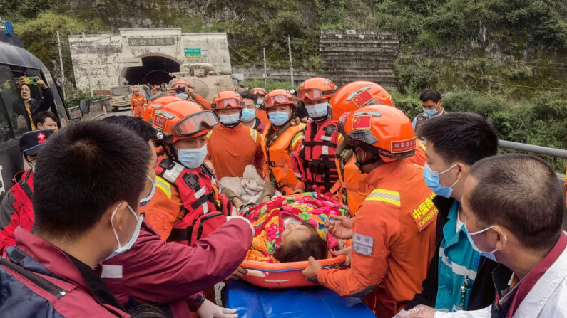 Los trabajadores de rescate llevan a una persona herida después de un terremoto de magnitud 6.8 en el condado de Luding, prefectura de Ganzi en la provincia suroccidental china de Sichuan el 6 de septiembre de 2022. (CNS/AFP vía Getty Images)