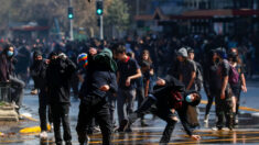 Enfrentamientos entre estudiantes y militares en centro de la capital chilena