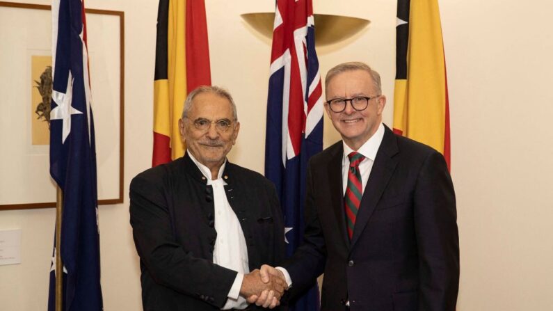 El presidente de Timor Oriental, José Ramos-Horta (iz.), le da la mano al primer ministro de Australia, Anthony Albanese, en la Casa del Parlamento de Canberra el 7 de septiembre de 2022. (STR/AFP a través de Getty Images)