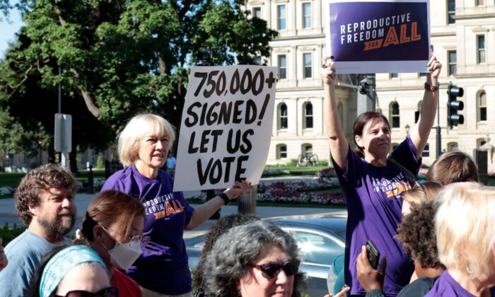 Activistas pro-aborto en el exterior del Capitolio del Estado de Michigan durante una manifestación "Restauren Roe" en Lansing, el 7 de septiembre de 2022. (Jeff Kowalsky/AFP vía Getty Images)