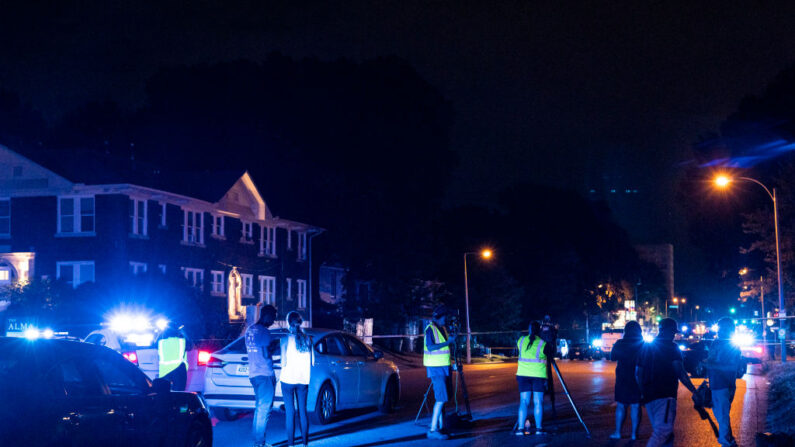 La policía investiga la escena de un presunto robo de coche relacionado con una serie de tiroteos el 7 de septiembre de 2022 en Memphis, Tennessee. (Brad Vest/Getty Images)