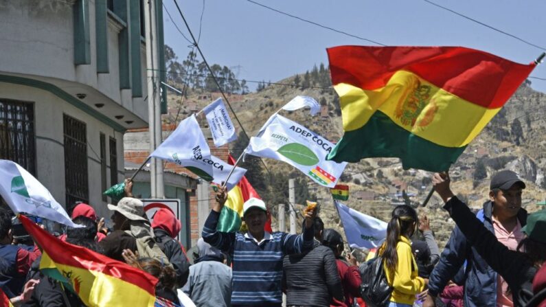 Productores de hoja de coca opositores al Gobierno y miembros de la Asociación Departamental de Productores de Coca (Adepcoca), se manifiestan frente a las instalaciones de un mercado paralelo de coca después de marchar durante 5 días en La Paz (Bolivia), el 8 de septiembre de 2022. (Aizar Raldes/AFP vía Getty Images)